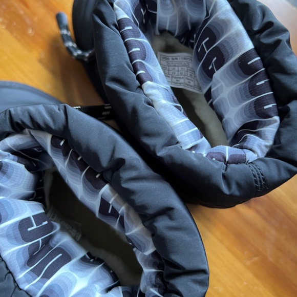 EUC Ugg Maxi Short Puffer Boot Kids 1 - Picture 4 of 6